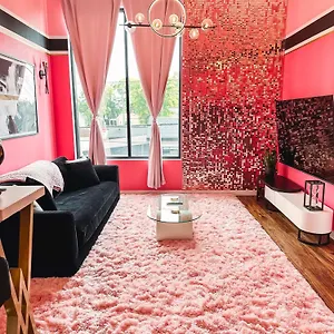 Dolly's Glam Getaway - Glittering Gem Near Broadway Holiday home